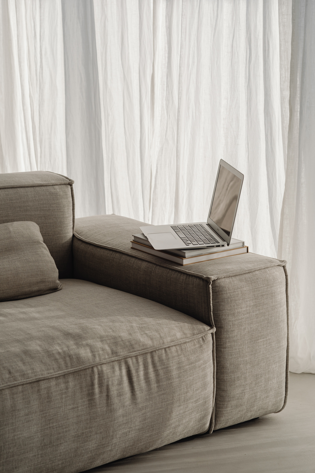 Werkplek van een ondernemer in Lemmer met laptop, notitieboek en planner