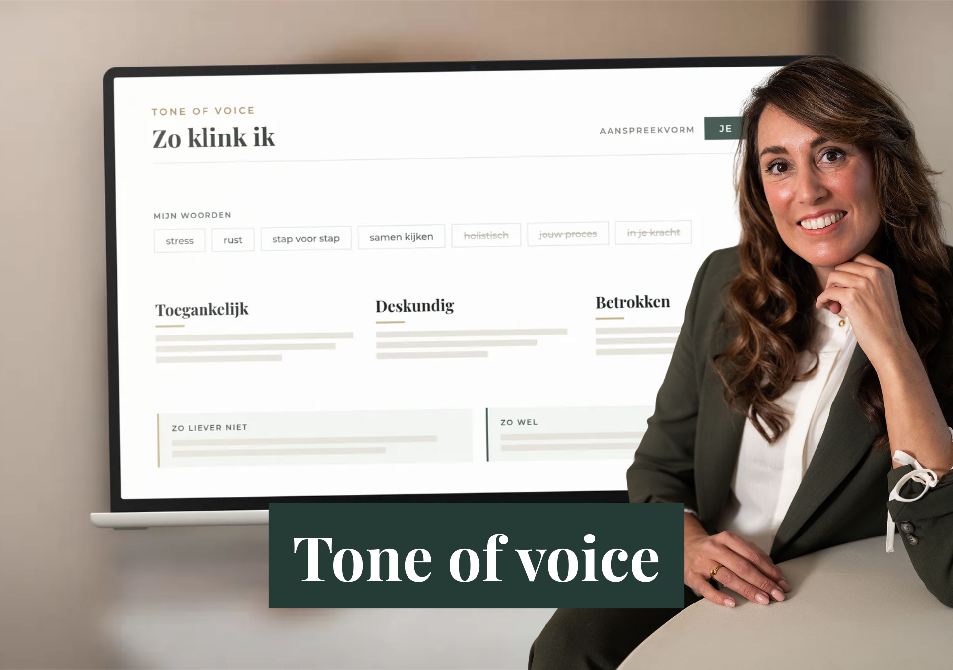Laptop met een tone of voice document voor de website van een coach